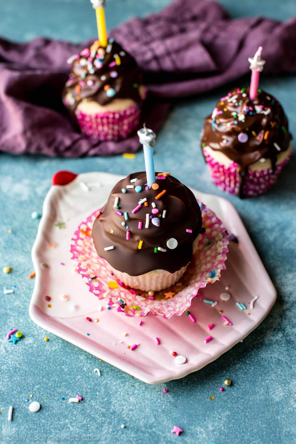 Ce sont les cupcakes d'anniversaire ultimes! Ils commencent par un cupcake funfetti et sont garnis de glaçage à la guimauve et d'une coque de chocolat! Recette sur sallysbakingaddiction.com