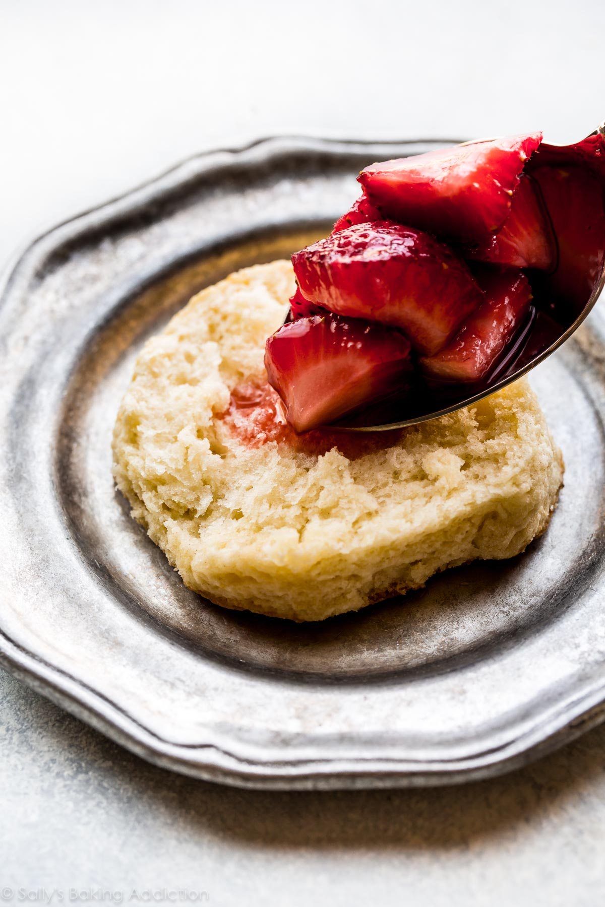 Comment faire du shortcake aux fraises à la maison! Biscuits faciles et crème fouettée à partir de zéro! Recette sur sallysbakingaddiction.com