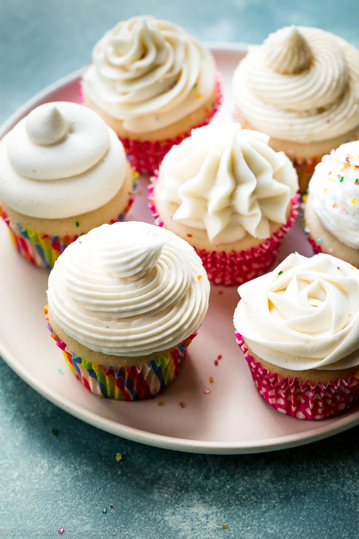 Comment décorer des gâteaux et des cupcakes avec quelques-uns des plus beaux (et les plus faciles!) Conseils de tuyauterie! Recette et tutoriel vidéo sur sallysbakingaddiction.com