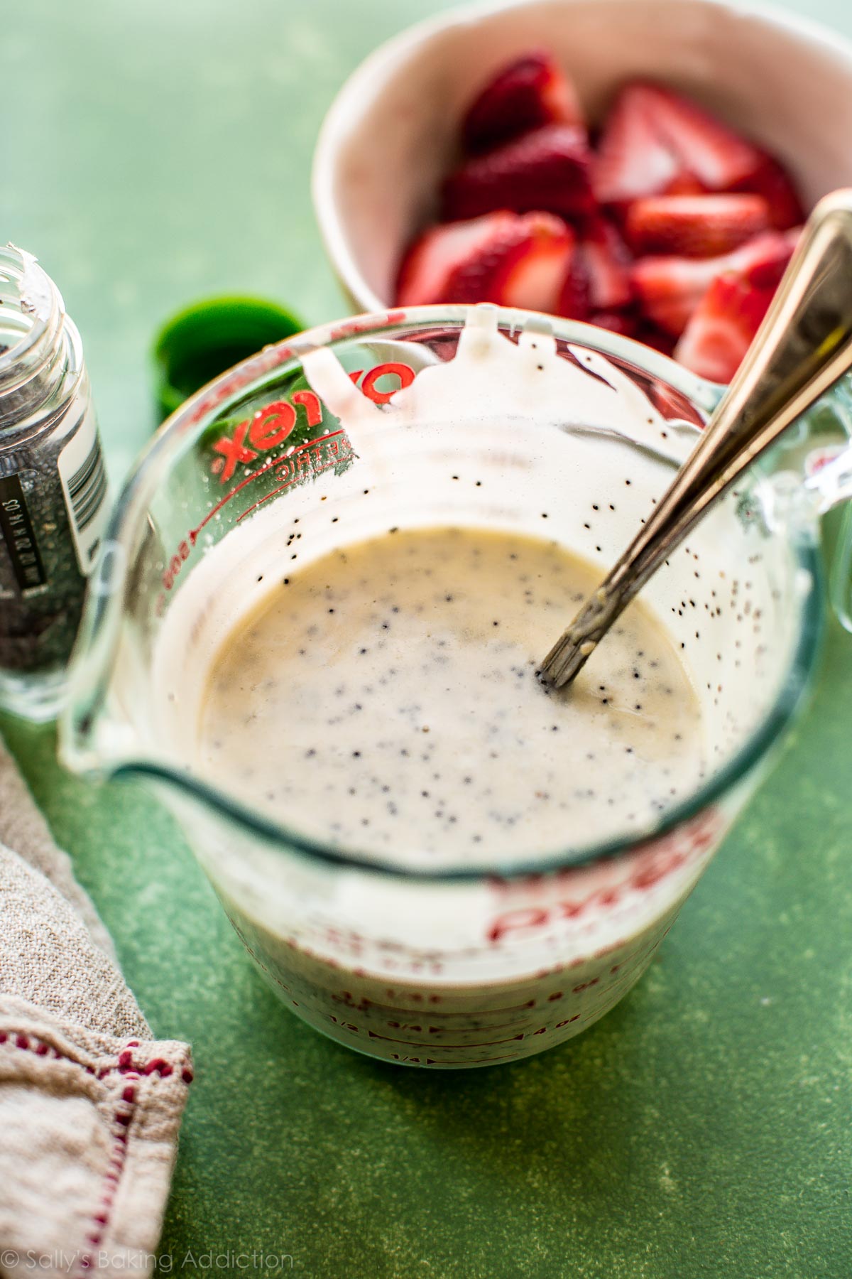 Vinaigrette crémeuse aux graines de pavot faite maison avec du yaourt grec sur sallysbakingaddiction.com