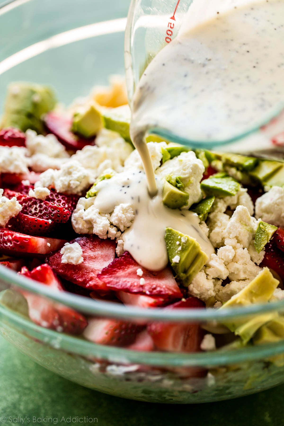 Vinaigrette crémeuse aux graines de pavot faite maison avec du yaourt grec sur sallysbakingaddiction.com