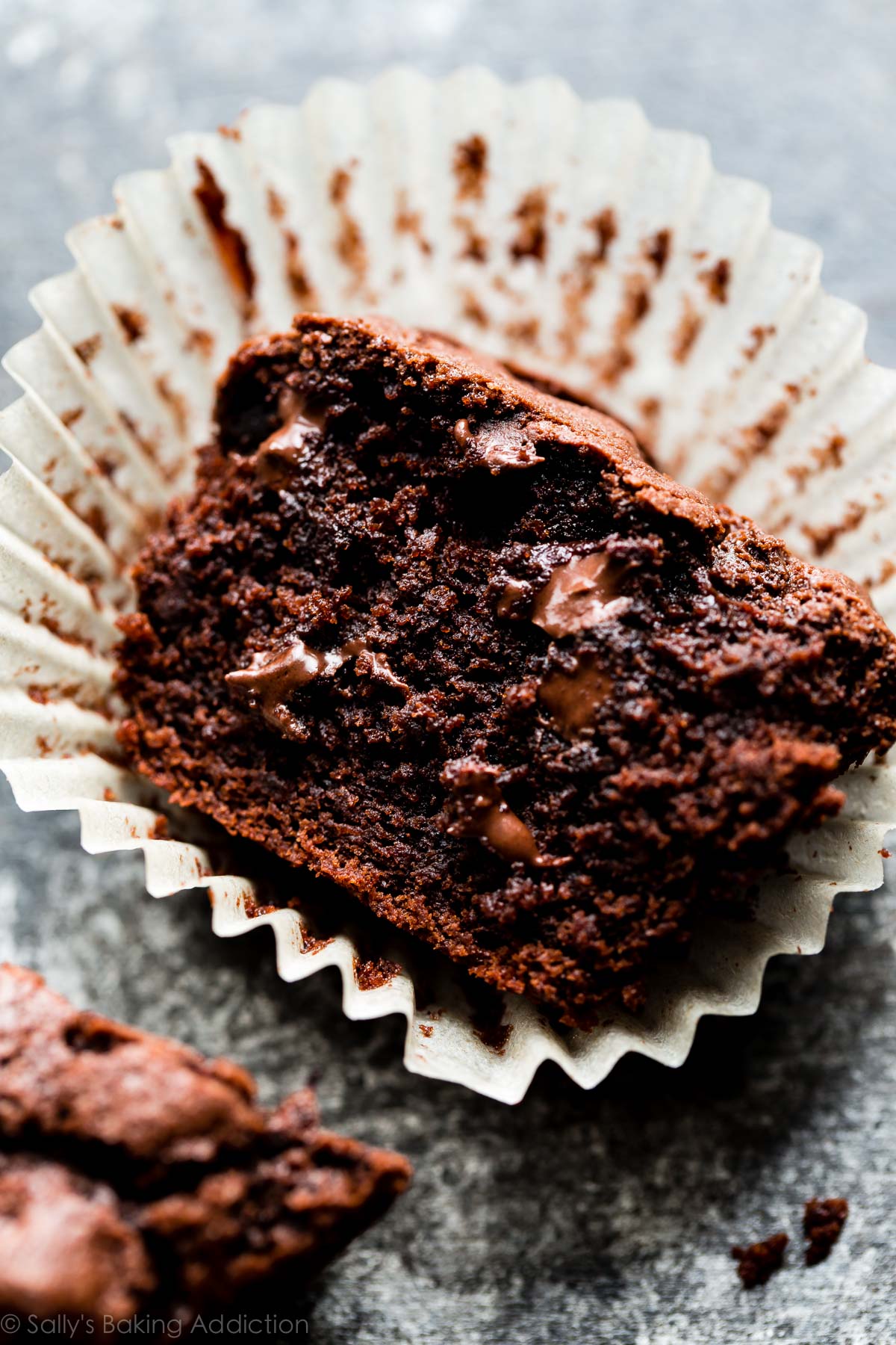 Ce ne sont pas des muffins au chocolat double, ce sont des muffins au chocolat TRIPLE! Recette facile sur sallysbakingaddiction.com