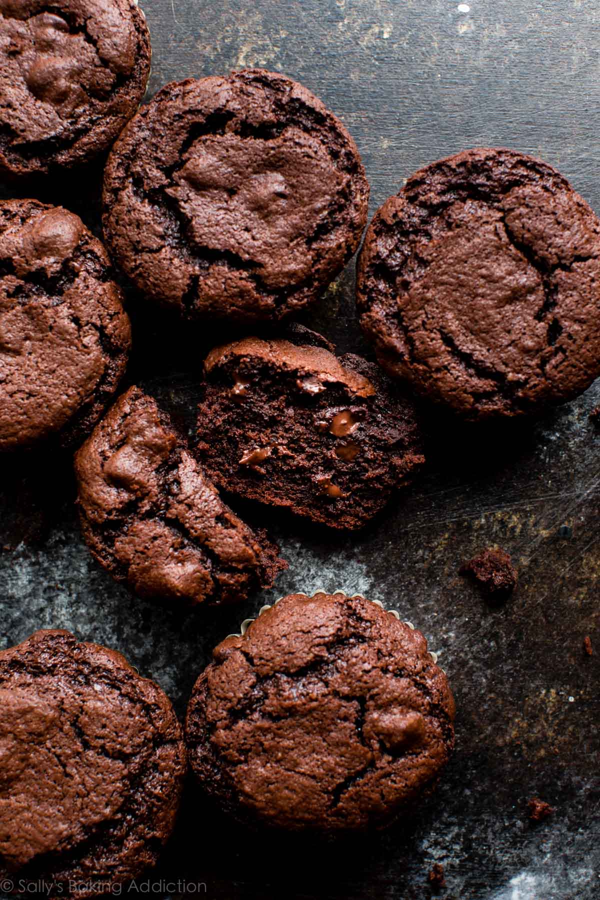 Ce ne sont pas des muffins au chocolat double, ce sont des muffins au chocolat TRIPLE! Recette facile sur sallysbakingaddiction.com