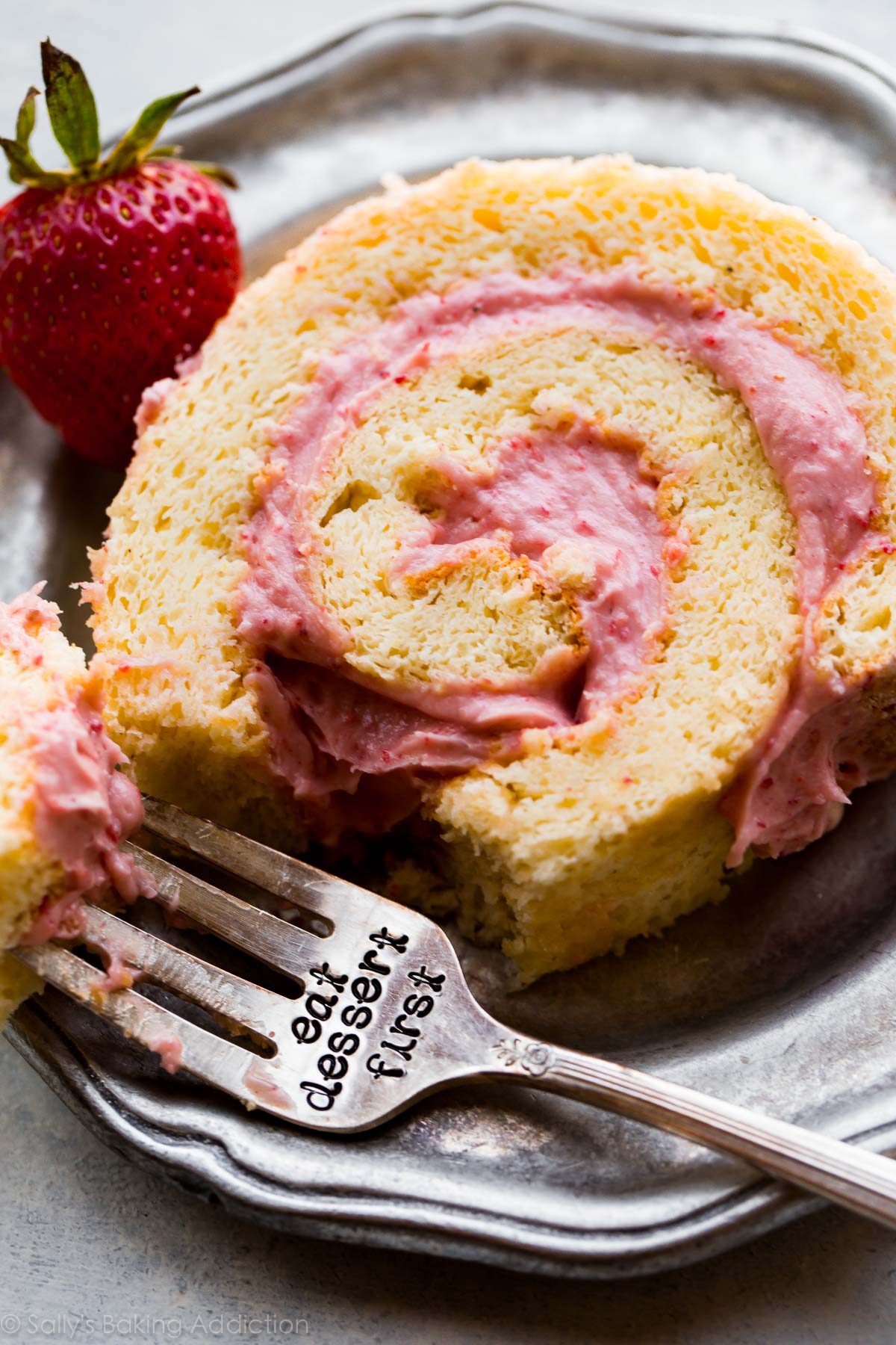 AIMER ce rouleau de gâteau aux fraises et à la crème léger et moelleux! Gâteau éponge à la gelée avec une délicieuse garniture à la crème de fraise Recette et tutoriel sur sallysbakingaddiction.com