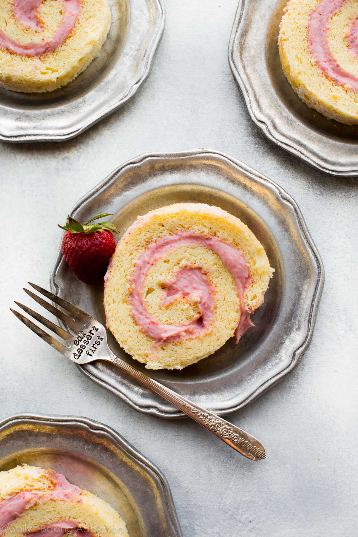 AIMER ce rouleau de gâteau aux fraises et à la crème léger et moelleux! Gâteau roulé à la gelée d'éponge avec une délicieuse garniture à la crème de fraise. Recette et tutoriel sur sallysbakingaddiction.com