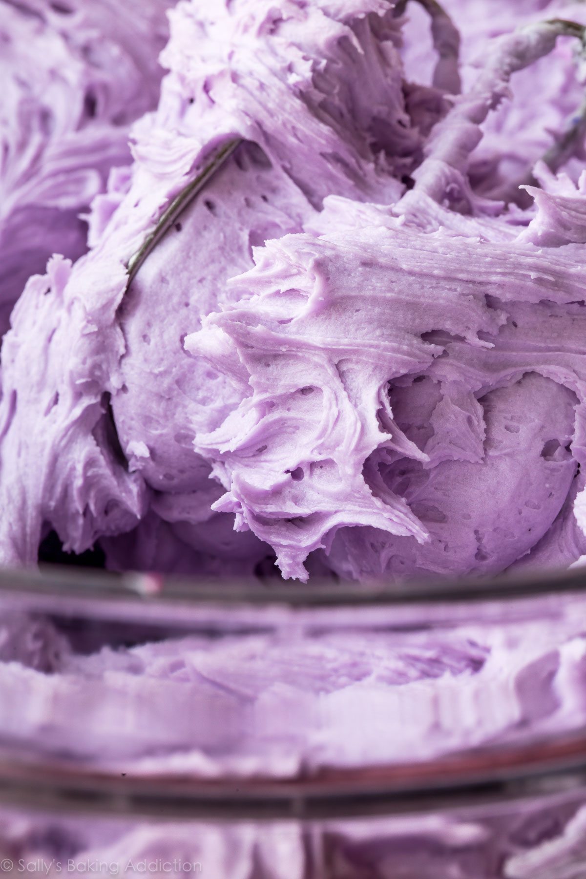 glaçage à la crème au beurre violet dans un bol en verre