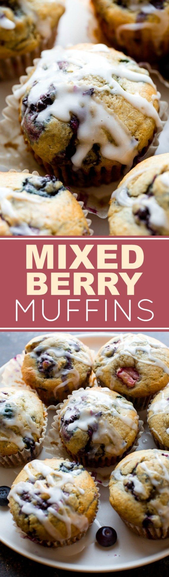 Muffins aux baies mélangés surchargés avec de gros morceaux de baies à chaque bouchée! Recette sur sallysbakingaddiction.com