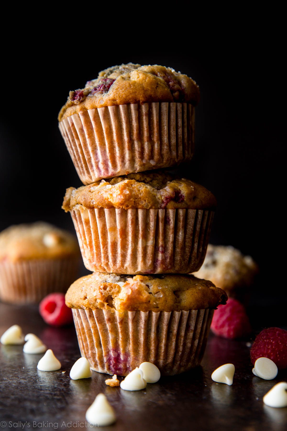 Muffins au chocolat blanc et aux framboises sur sallysbakingaddiction.com