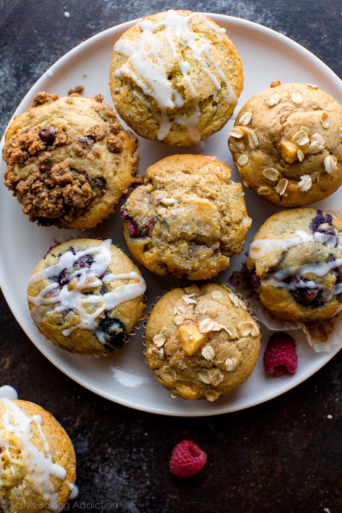 Utilisez cette recette de muffins pour faire n'importe quel muffin que vous aimez! Basique, facile, délicieux et facile à congeler! Recette sur sallysbakingaddiction.com
