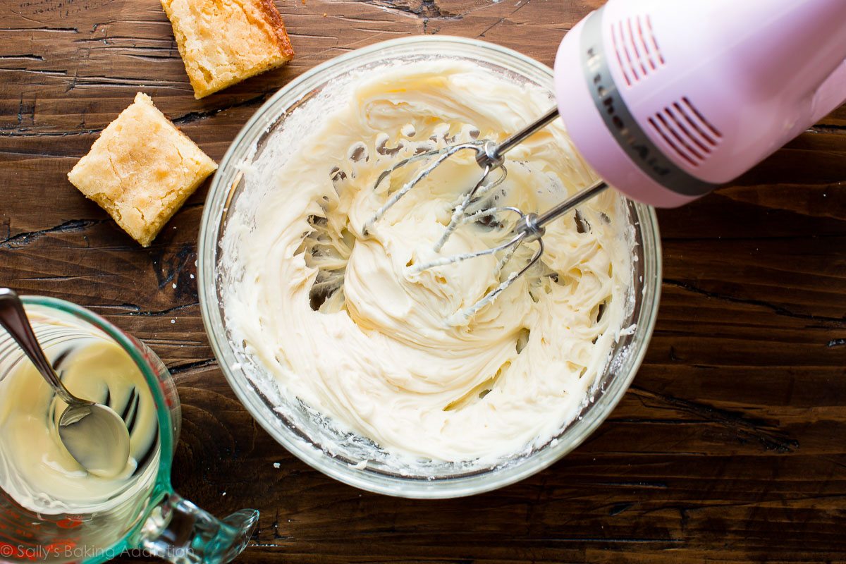 Glaçage au fromage à la crème au chocolat blanc sur sallysbakingaddiction.com