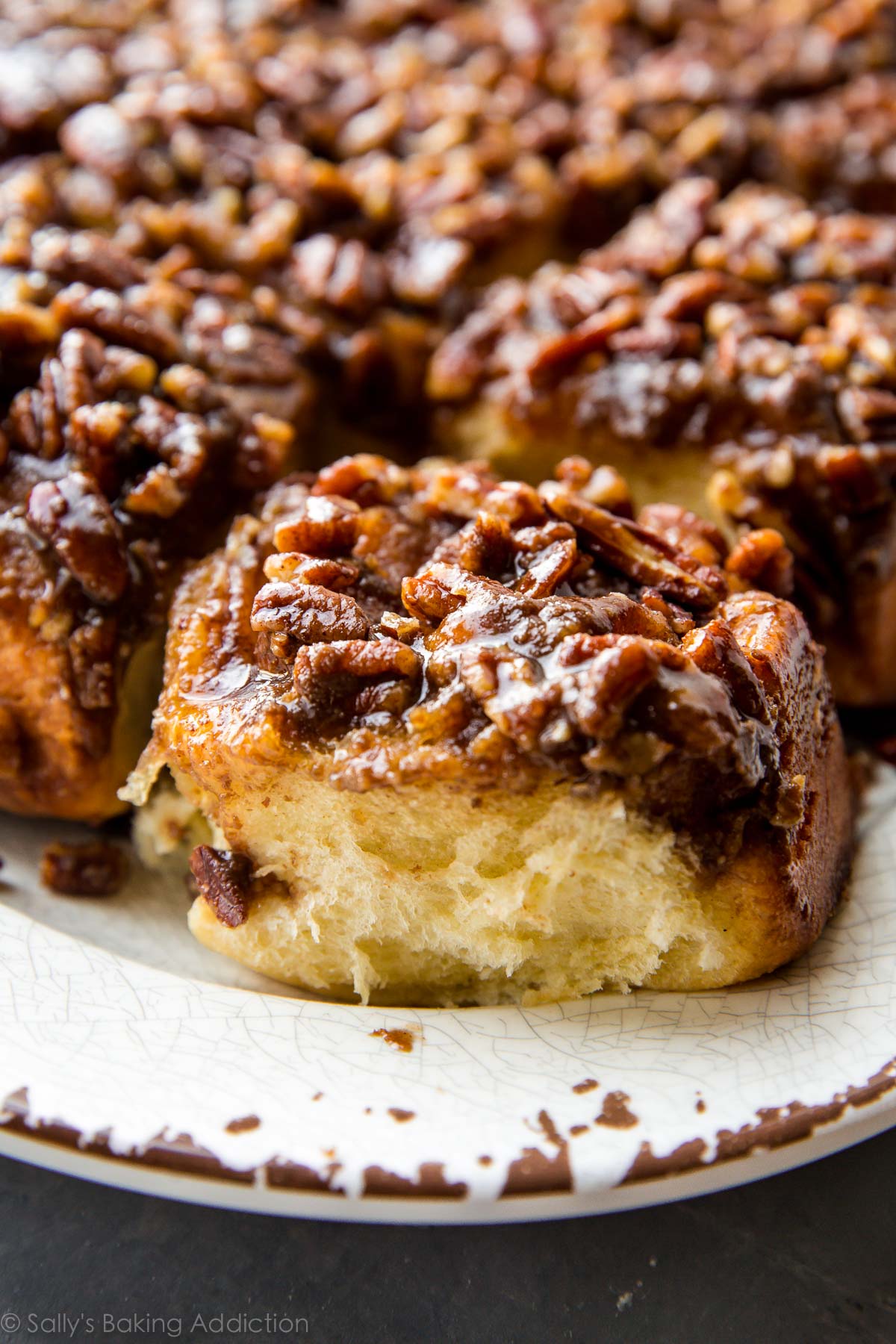 Incroyablement doux, riches et décadents petits pains collants à l'érable et aux pacanes avec une garniture extra au sucre brun et au caramel! Recette sur sallysbakingaddiction.com