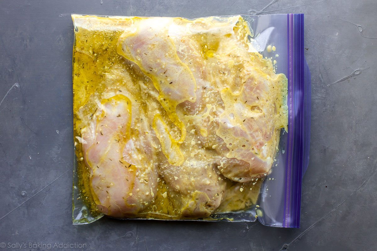 Comment faire du poulet en croûte de noix avec du glaçage à la moutarde au miel sur sallysbakingaddiction.com