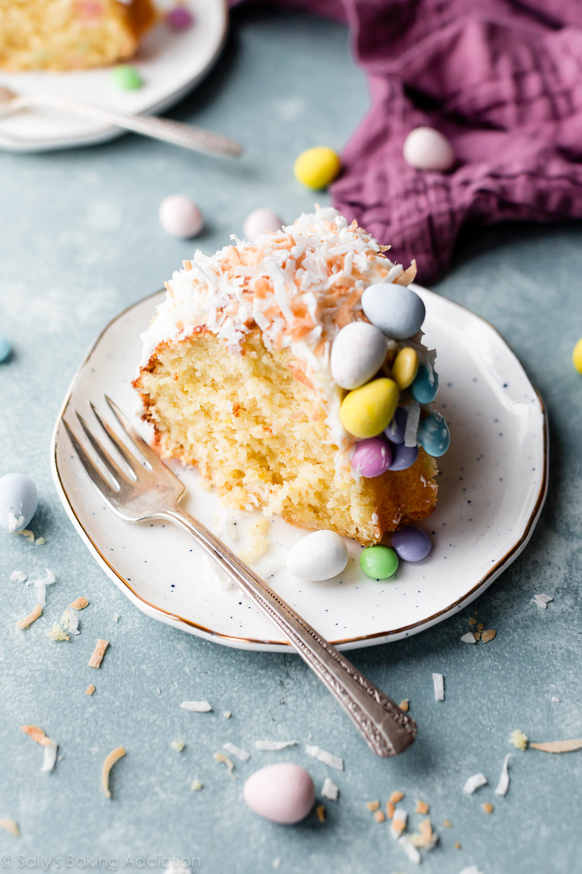 Gâteau bundt coco nid de Pâques avec bonbons de Pâques