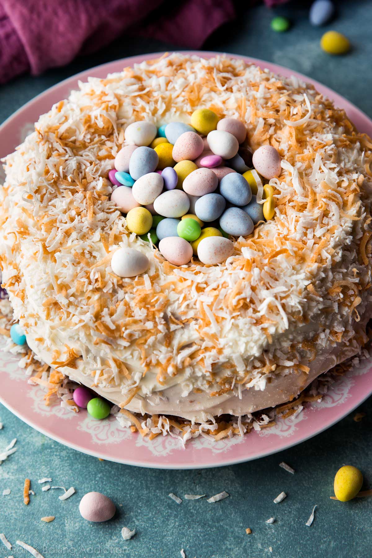 Un dessert étonnant et facile, ce gâteau de nid de Pâques à la noix de coco impressionnera tout le monde autour de la table du dîner de Pâques! Recette sur sallysbakingaddiction.com