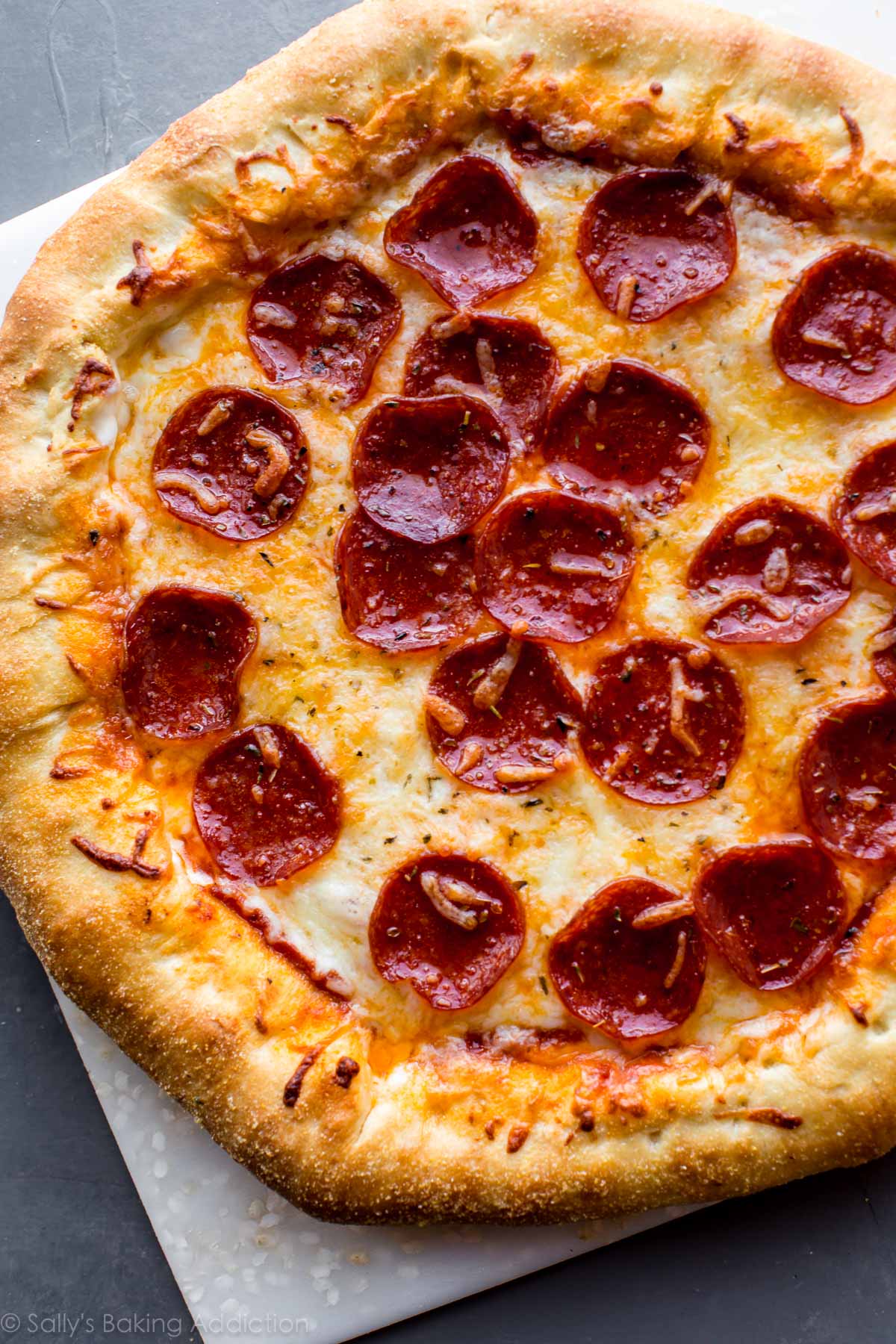 Comment faire une pizza au pepperoni à la croûte farcie au fromage sur sallysbakingaddiction.com Croûte à pizza maison FACILE!