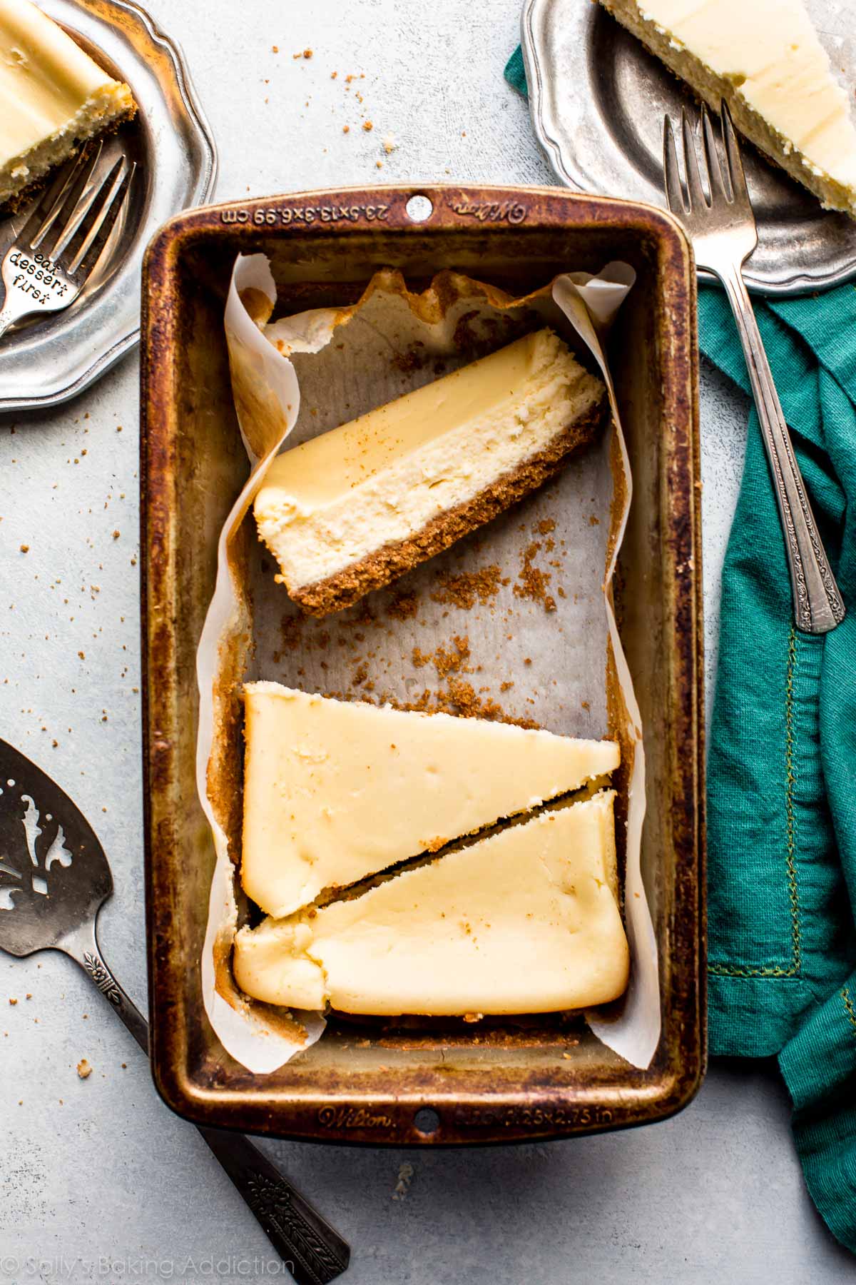 Le cheesecake en petits lots est si facile! Faites ces 5 tranches délicieusement crémeuses et épaisses dans un moule à pain! Recette sur sallysbakingaddiction.com