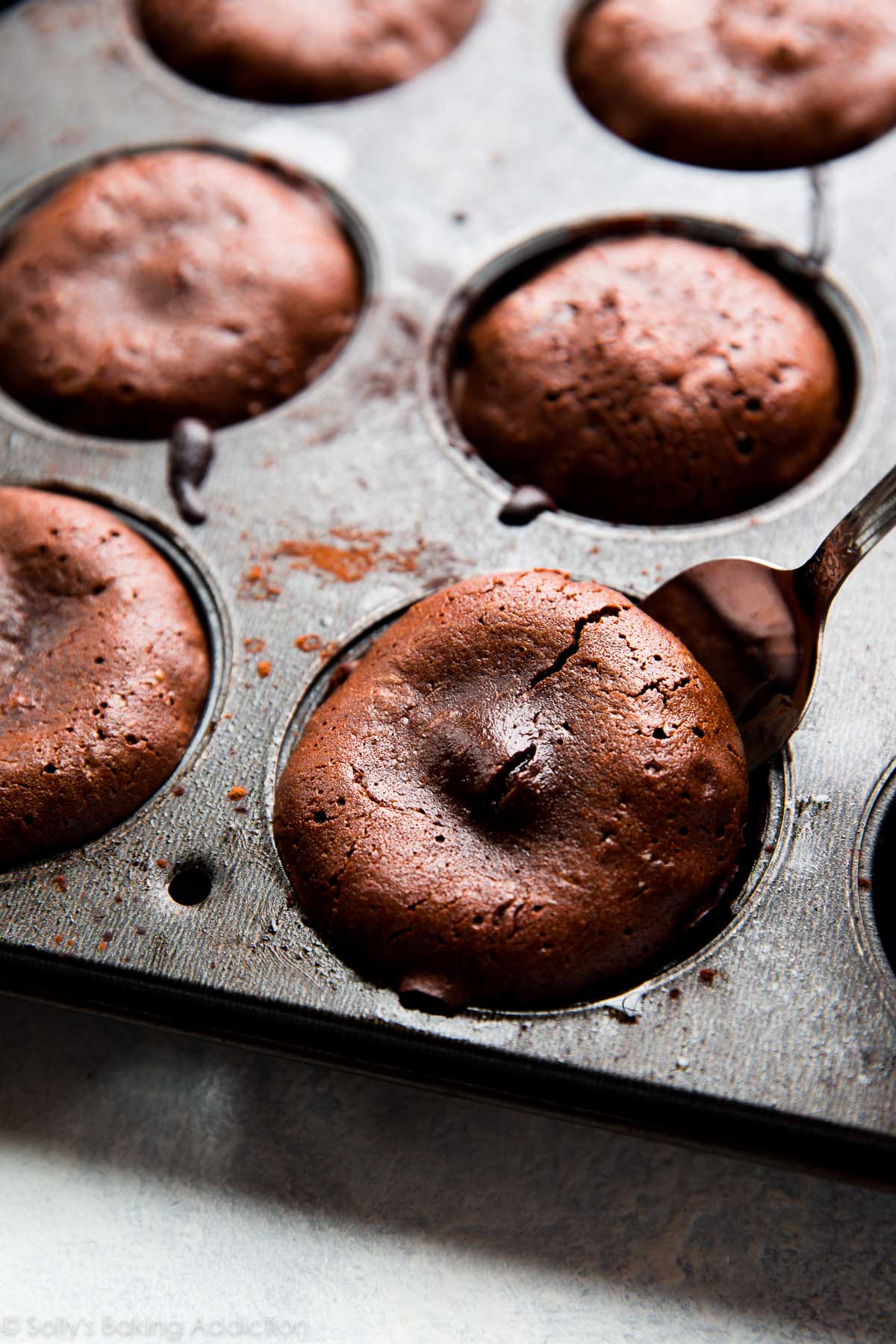 Comment faire des gâteaux de lave au chocolat à 6 ingrédients avec des photos étape par étape faciles et une vidéo de démonstration! Recette FACILE sur sallysbakingaddiction.com