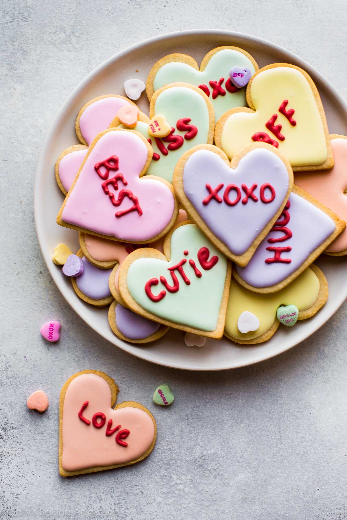 Biscuits au sucre de cœur de conversation décorés pour la Saint-Valentin! Recette sur sallysbakingaddiction.com