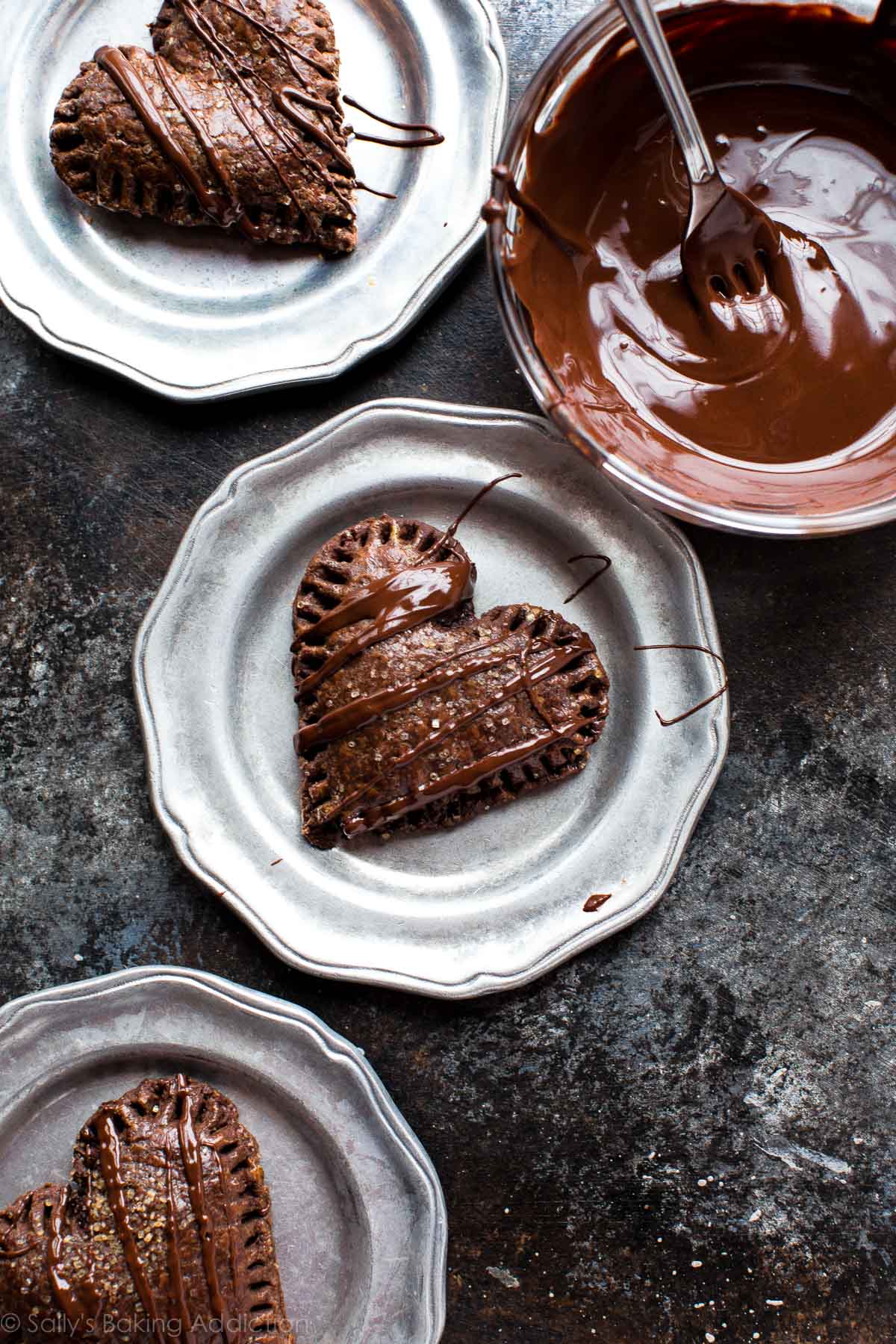 Tartes au chocolat délicieuses, chaudes et gluantes avec de la pâte à tarte au chocolat et de la ganache au chocolat! Recette sur sallysbakingaddiction.com