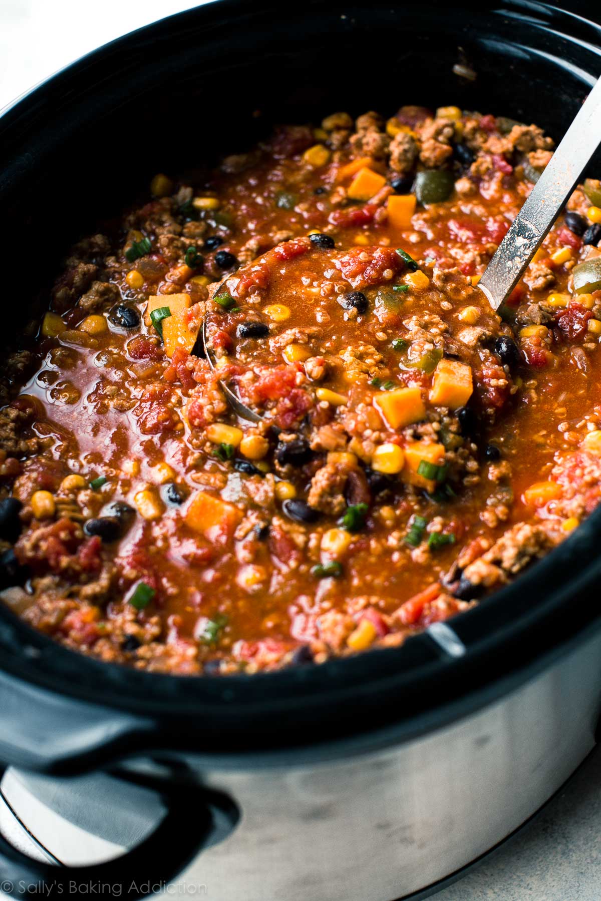 Laissez la mijoteuse faire toute la cuisine pour le dîner avec cette recette de piment taco aux épices folle et savoureuse! sallysbakingaddiction.com