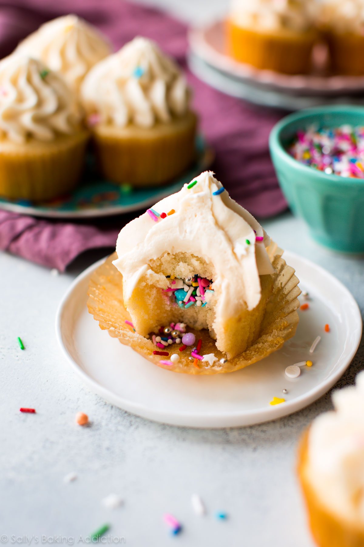 Comment faire des cupcakes de piñata de fête remplis de paillettes! Facile à faire et prêt pour toute célébration. Recette sur sallysbakingaddiction.com