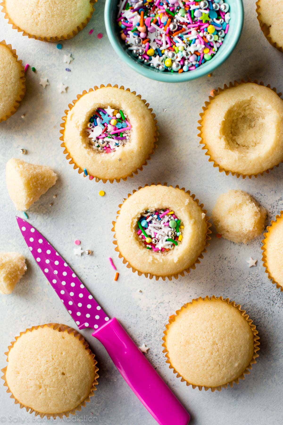 Comment faire des cupcakes de piñata de fête remplis de paillettes! Facile à faire et prêt pour toute célébration. Recette sur sallysbakingaddiction.com