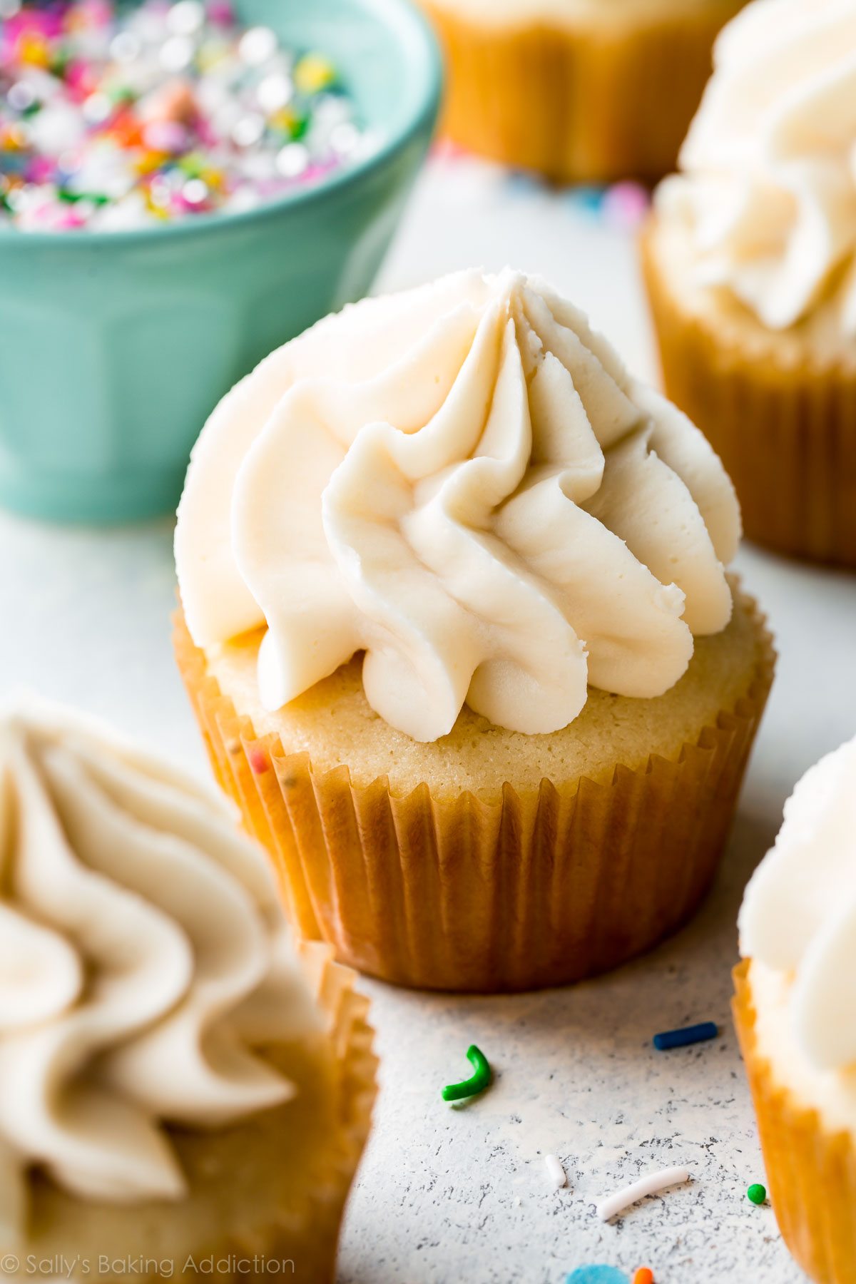 Comment faire des cupcakes de piñata de fête remplis de paillettes! Facile à faire et prêt pour toute célébration. Recette sur sallysbakingaddiction.com