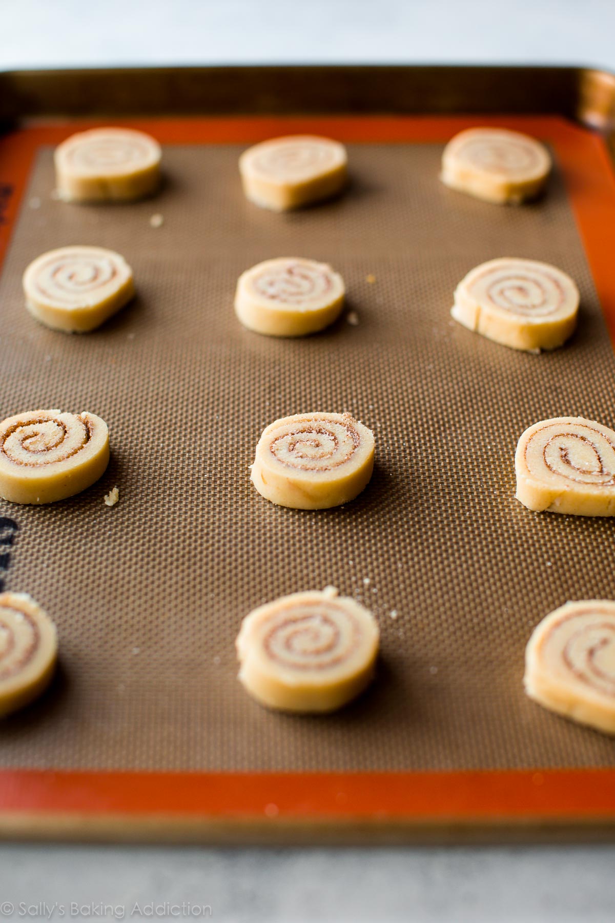 Petits biscuits à la cannelle fabriqués à partir de pâte à biscuits au sucre! Recette facile sur sallysbakingaddiction.com