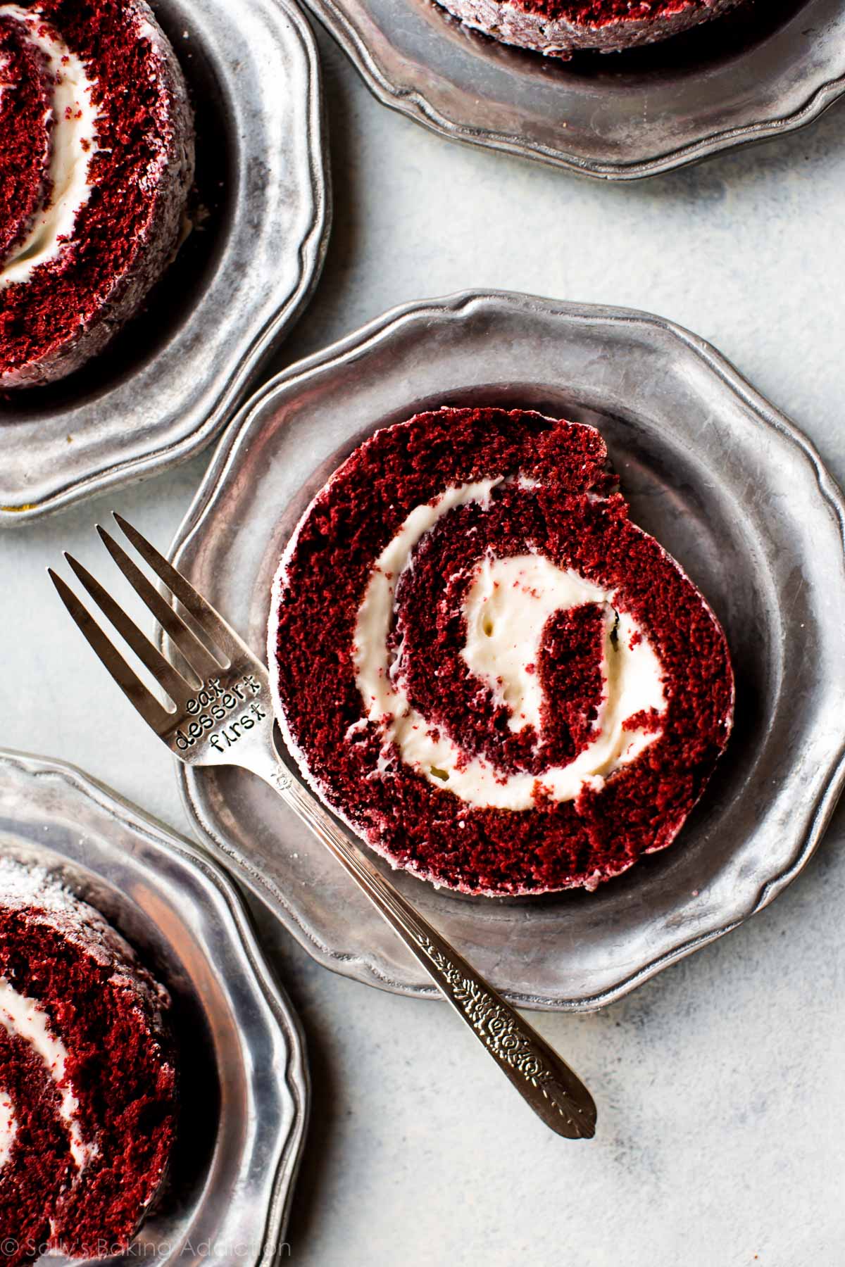 Apprenez à faire un rouleau de gâteau en velours rouge délicieusement doux en utilisant ce tutoriel photo et cette recette étape par étape! sallysbakingaddiction.com
