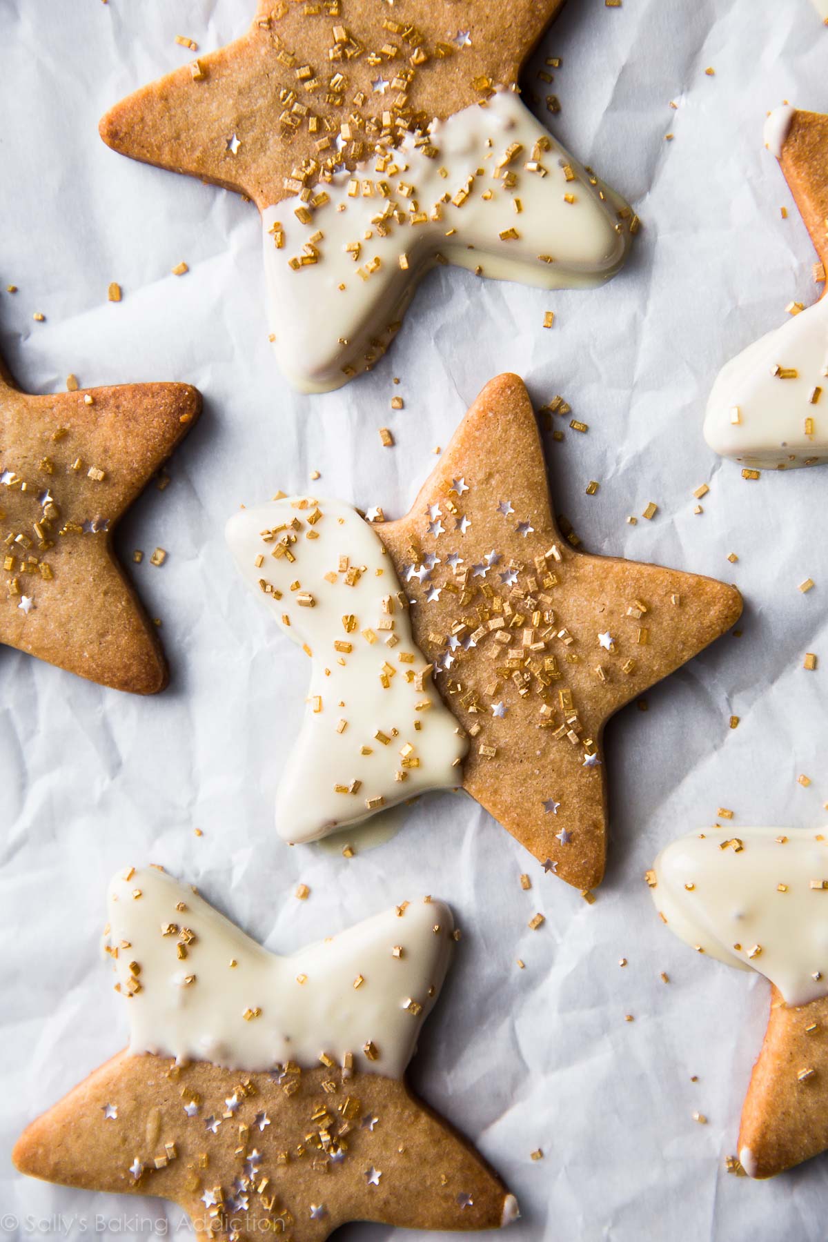 Biscuits savoureux à l'érable et à la cannelle avec une pâte à biscuits au sucre basique et facile! Recette sur sallysbakingaddiction.com