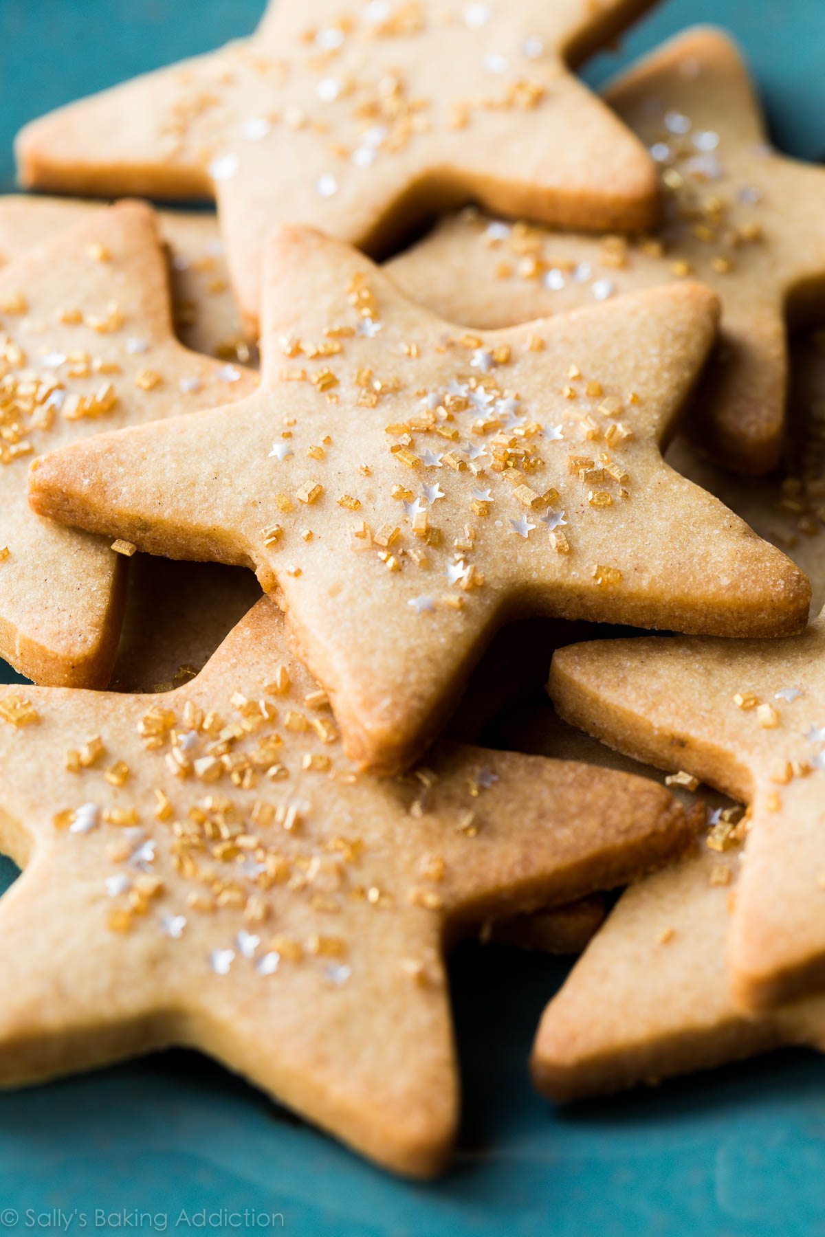 Biscuits savoureux à l'érable et à la cannelle avec une pâte à biscuits au sucre basique et facile! Recette sur sallysbakingaddiction.com