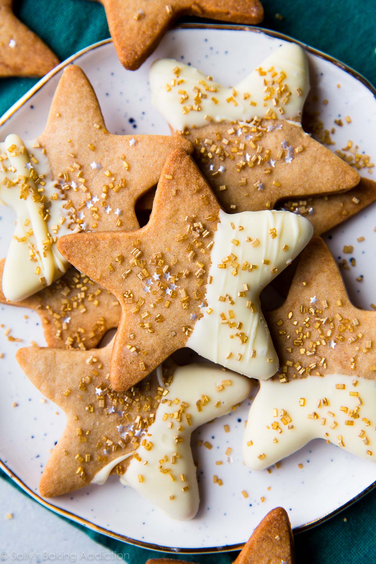 Biscuits savoureux à l'érable et à la cannelle avec une pâte à biscuits au sucre basique et facile! Recette sur sallysbakingaddiction.com