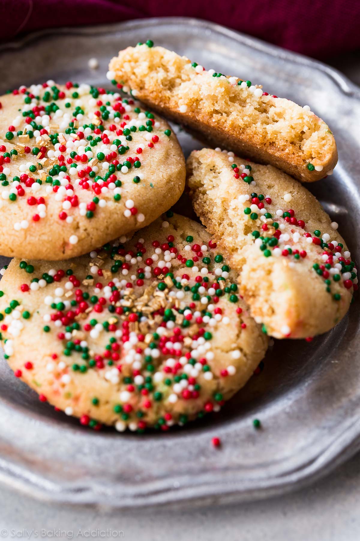 Vous voulez ajouter plus de saveur à vos biscuits au sucre? Faites plutôt des biscuits au sucre brun et au beurre. Ils sont faciles et prêts en moins d'une heure! Recette sur sallysbakingaddiction.com