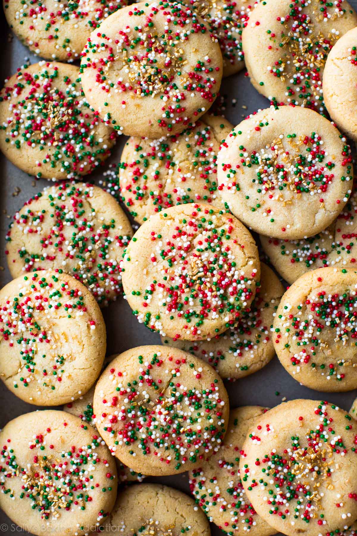 Vous voulez ajouter plus de saveur à vos biscuits au sucre? Faites plutôt des biscuits au sucre brun et au beurre. Ils sont faciles et prêts en moins d'une heure! Recette sur sallysbakingaddiction.com