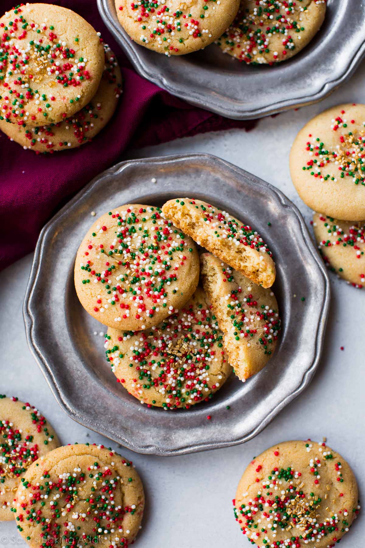 Vous voulez ajouter plus de saveur à vos biscuits au sucre? Faites plutôt des biscuits au sucre brun et au beurre. Ils sont faciles et prêts en moins d'une heure! Recette sur sallysbakingaddiction.com