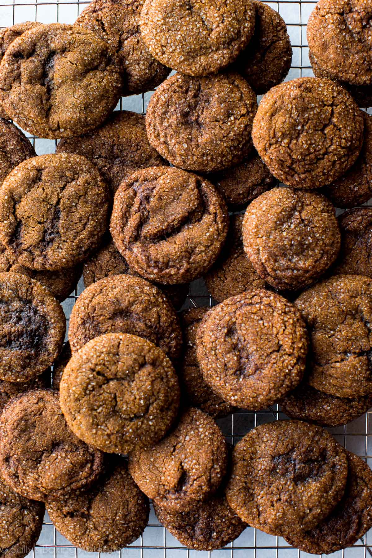 Comment faire des biscuits à la mélasse croquants avec un bord merveilleusement croquant et emballés avec une saveur d'épices! Recette sur sallysbakingaddiction.com