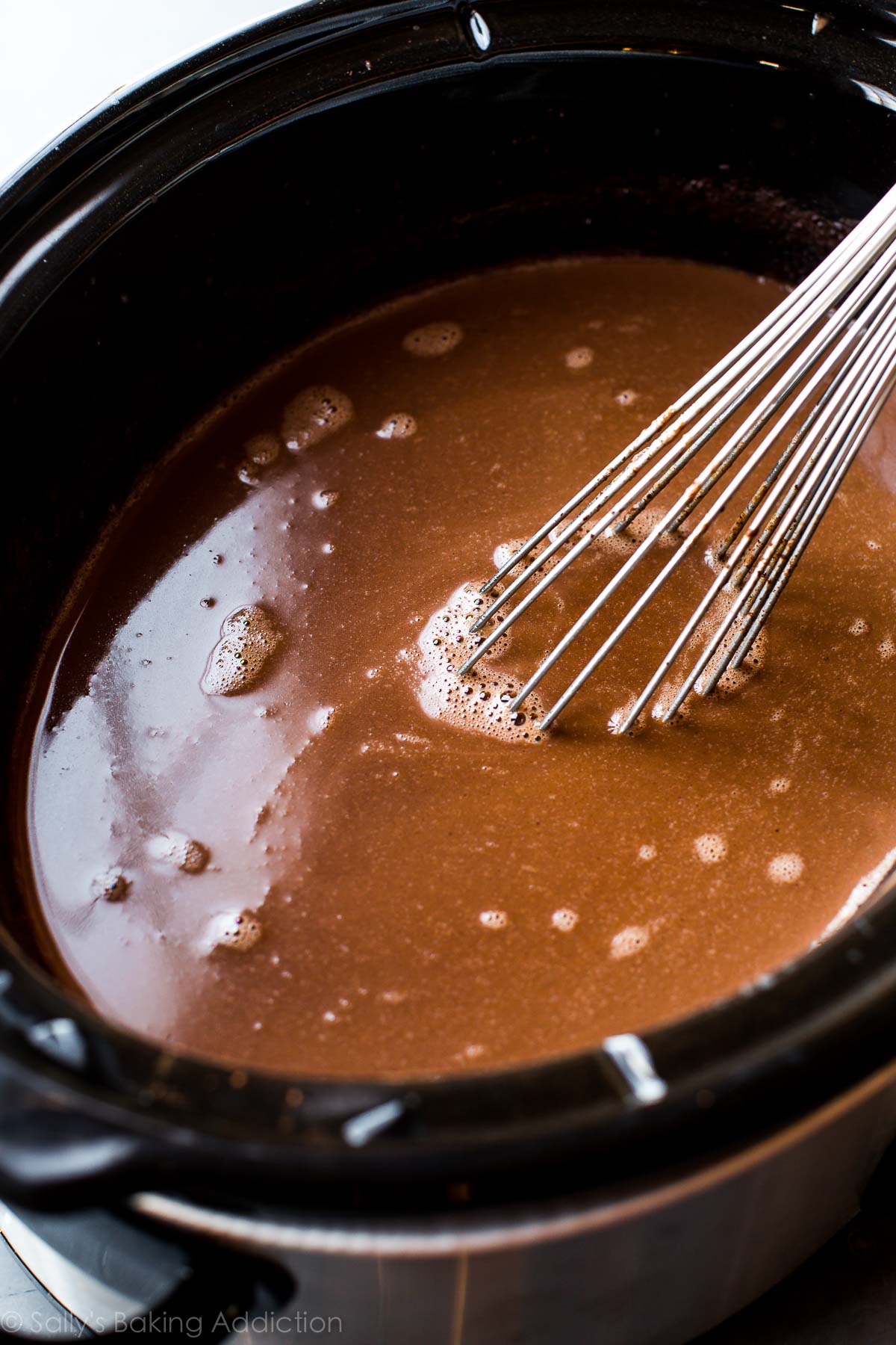 Chocolat chaud crémeux, riche et décadent à la mijoteuse fait dans la mijoteuse! Recette sur sallysbakingaddiction.com