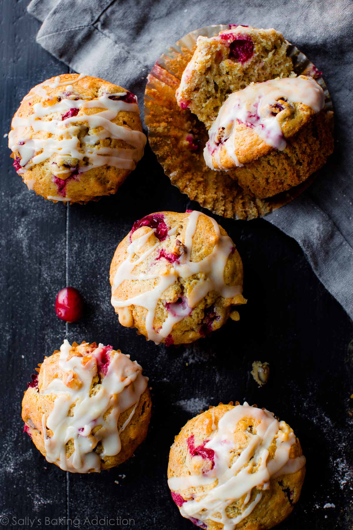 Canneberges, noix, cannelle et épices à la cardamome se réunissent dans ces muffins super faciles! Recette sur sallysbakingaddiction.com