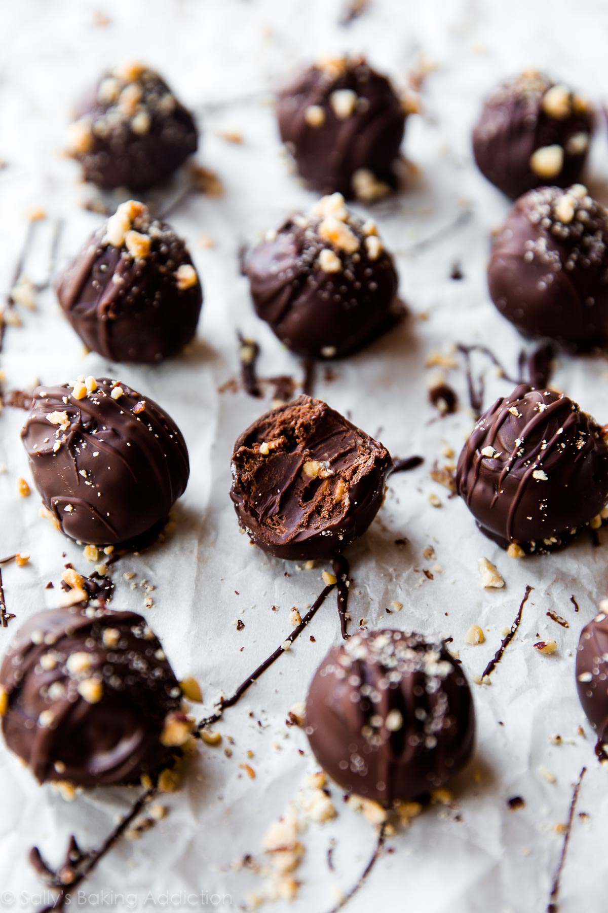 Truffes croquantes aux noisettes au chocolat sucré, riche et noisette avec Nutella! Recette maison sur sallysbakingaddiction.com