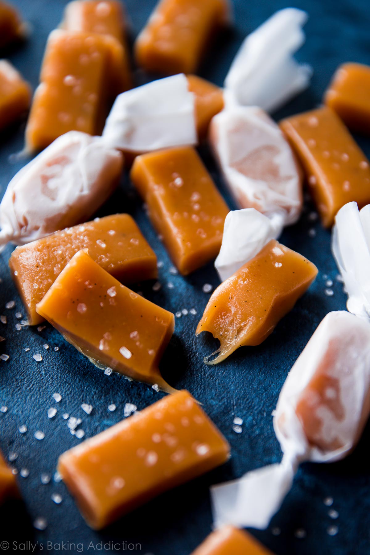 Caramels au sel de mer super doux et moelleux chargés de délicieuses gousses de vanille! Recette étape par étape sur sallysbakingaddiction.com