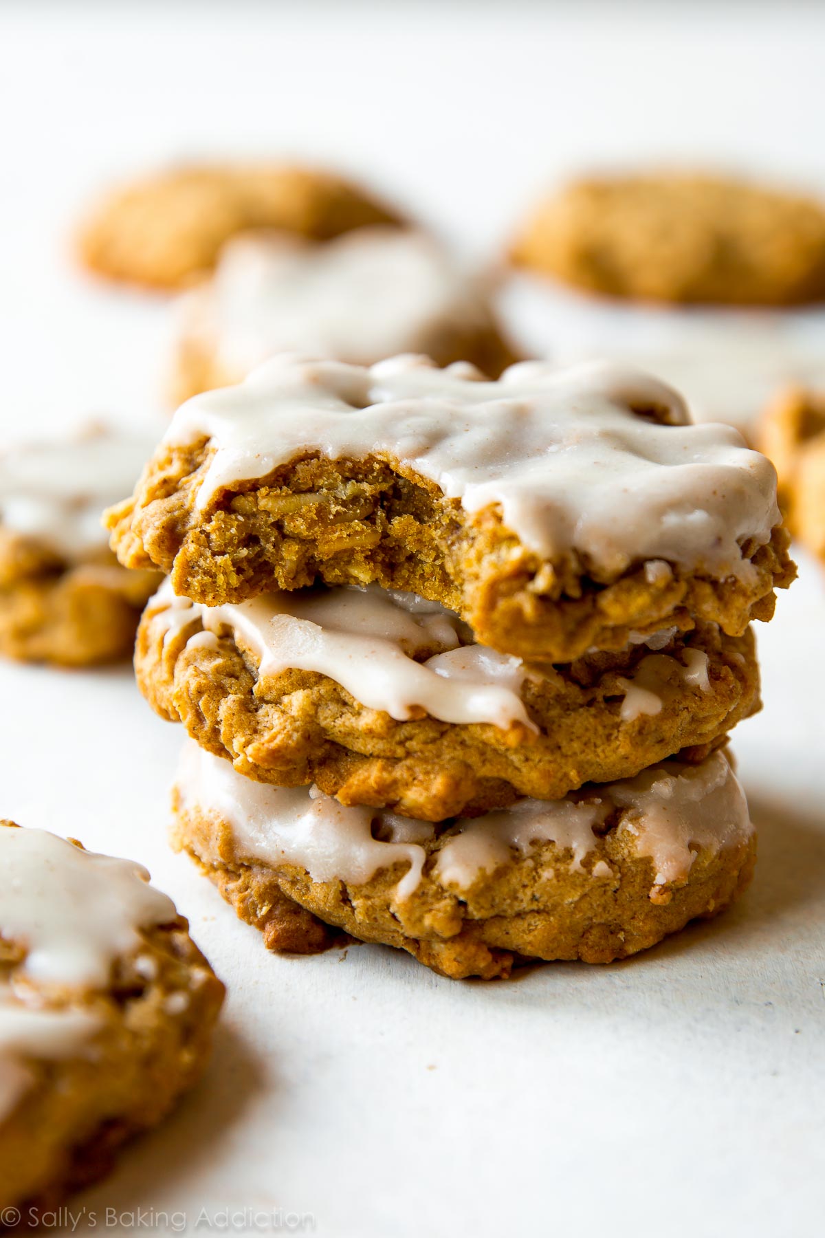 Biscuits à l'avoine citrouille au beurre brun massivement savoureux et simples avec du glaçage sur le dessus! Recette sur sallysbakingaddiction.com