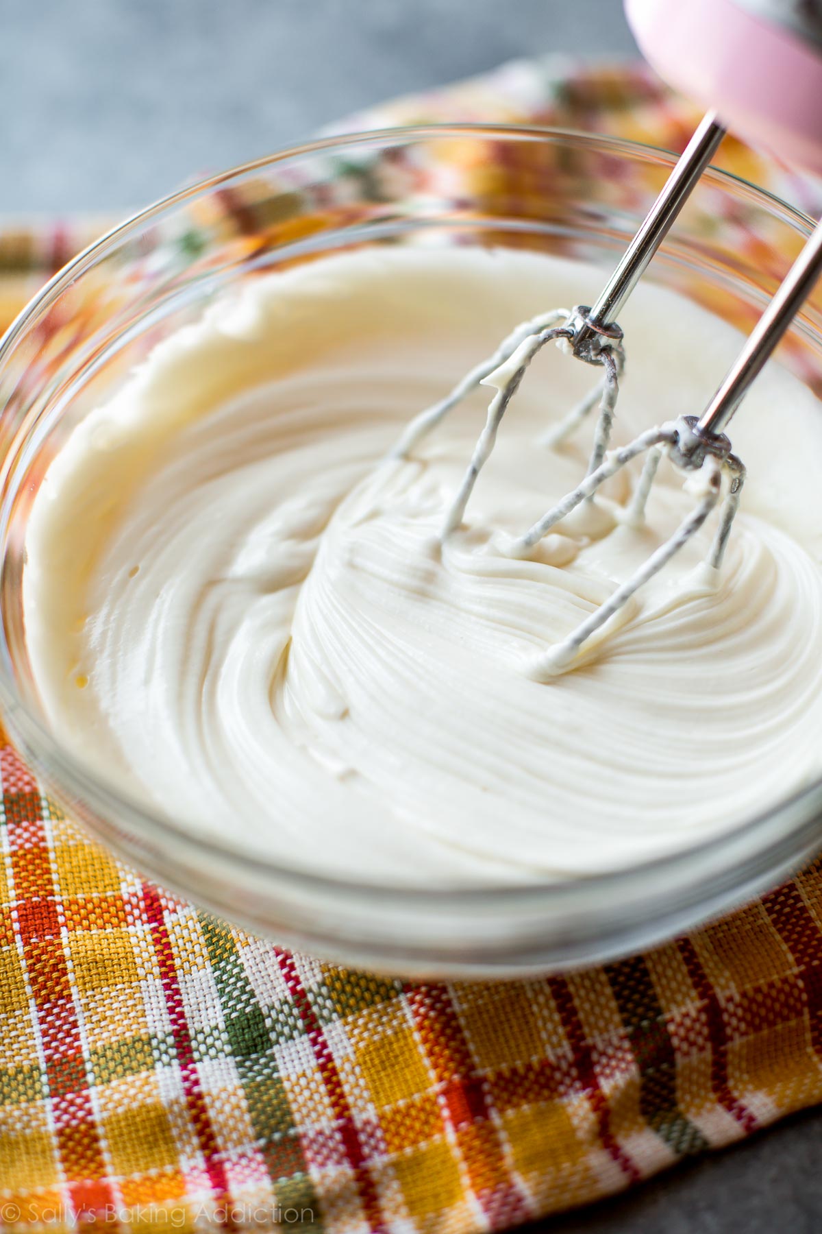 Petits gâteaux aux épices avec glaçage au fromage à la crème sur sallysbakingaddiction.com