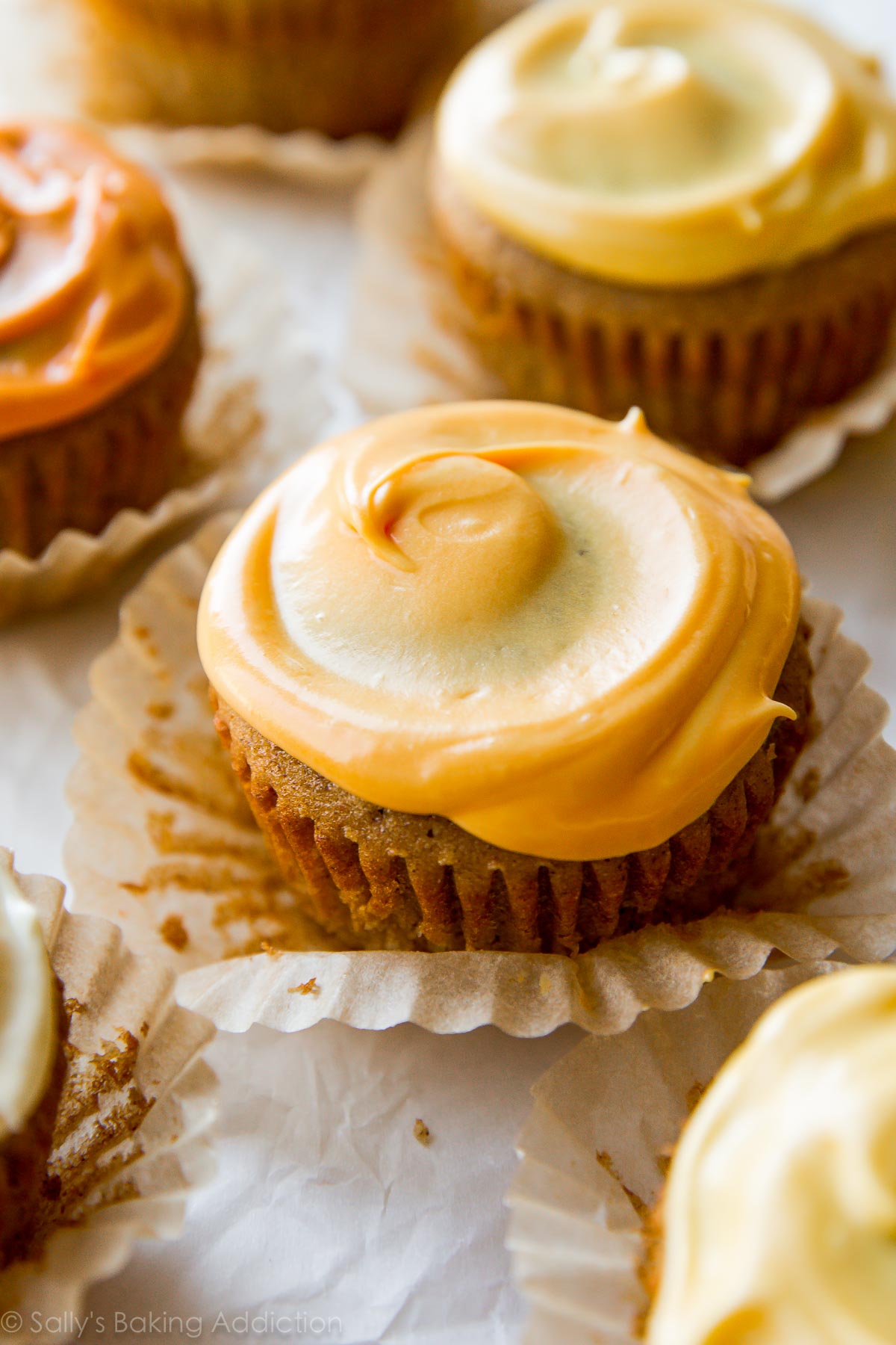 Plongez dans l'esprit de l'automne avec ces cupcakes aux épices à l'ombre massivement savoureux et magnifiques! Recette sur sallysbakingaddiction.com