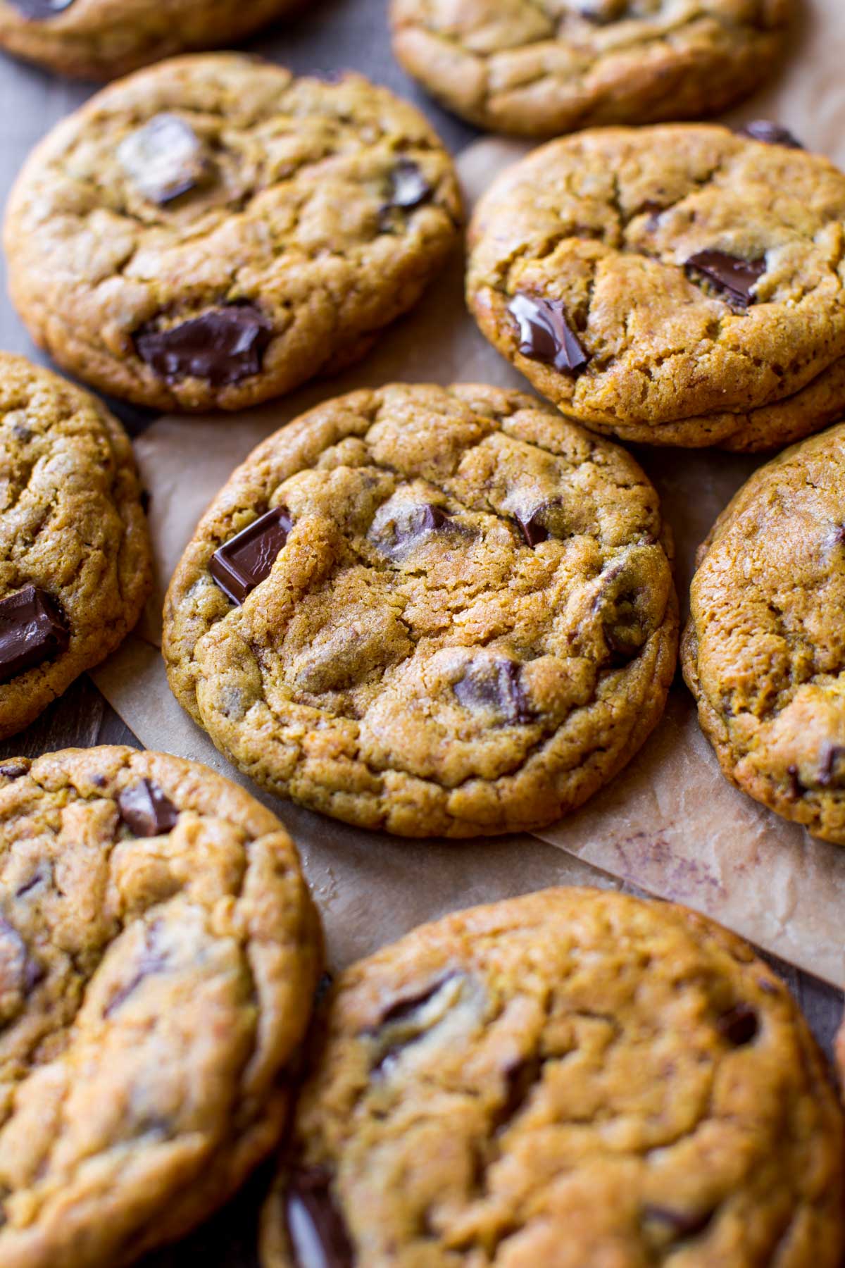 Centres à mâcher denses, doux et au goût de caramel, fourrés de chocolat chaud et de bords croquants! Biscuits aux pépites de chocolat avec moins de sucre sur sallysbakingaddiction.com