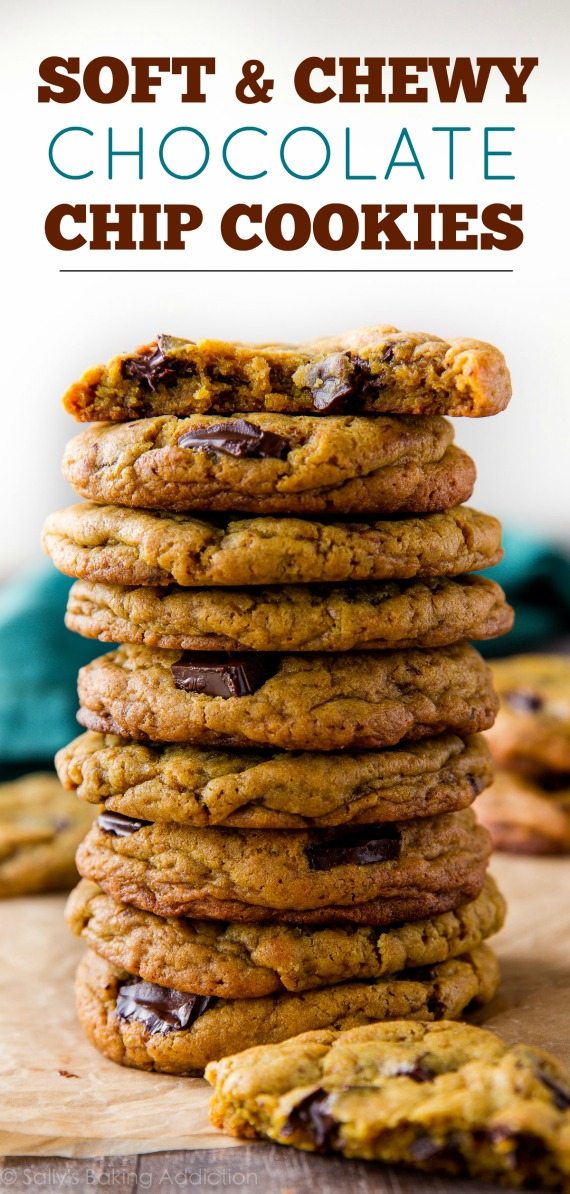 Centres à mâcher denses, doux et au goût de caramel, fourrés de chocolat chaud et de bords croquants! Biscuits aux pépites de chocolat avec moins de sucre sur sallysbakingaddiction.com