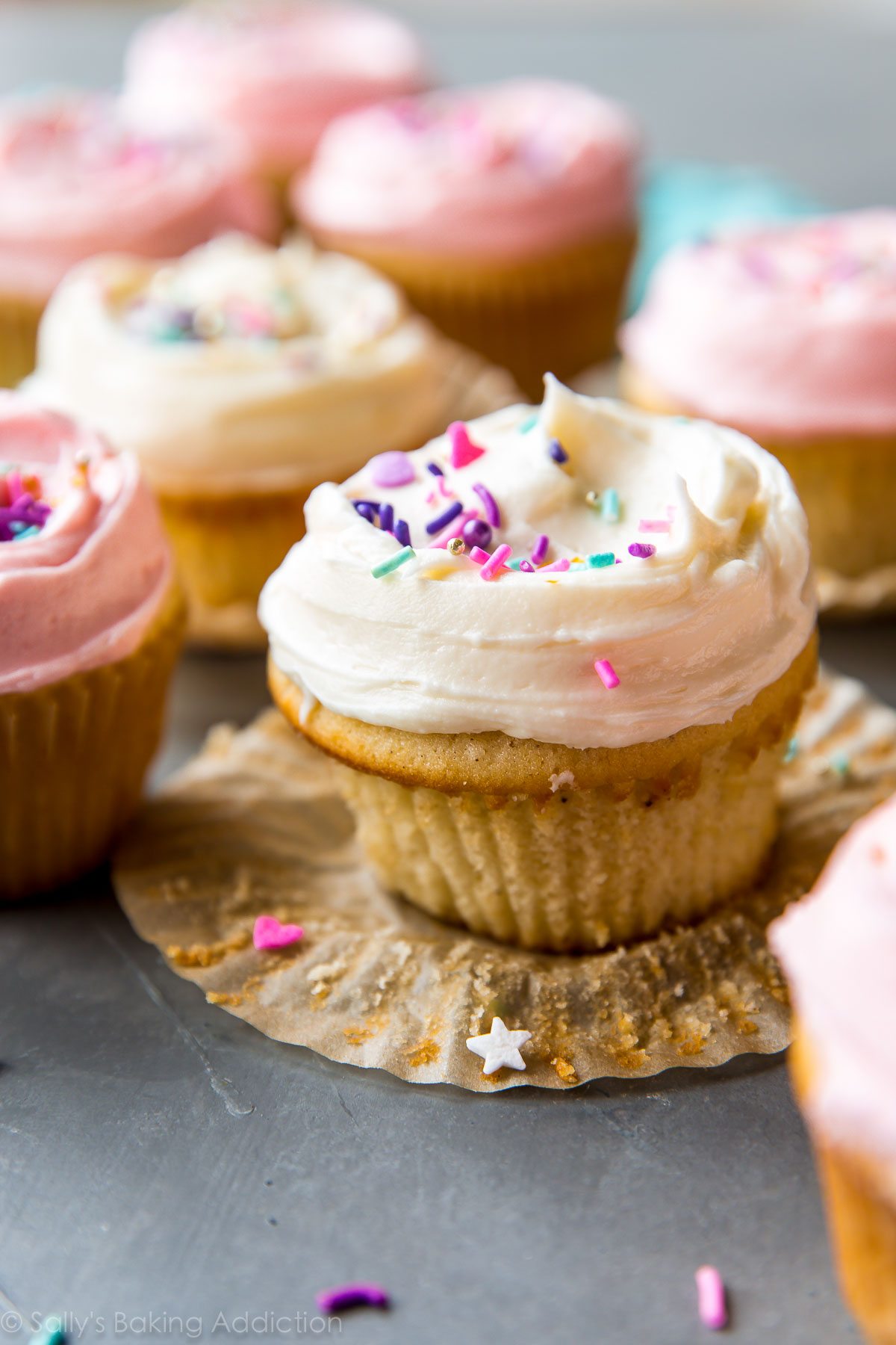 Cupcakes à la vanille moelleux, doux, légers et tout simplement parfaits. Ils seront votre nouvelle recette de cupcake maison à la vanille! sallysbakingaddiction.com