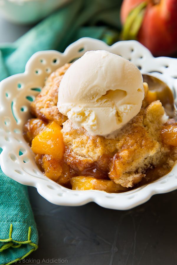 Parfaitement sucré et réconfortant avec des pêches fraîches et une garniture de biscuit doré! Recette de cordonnier aux pêches sur sallysbakingaddiction.com