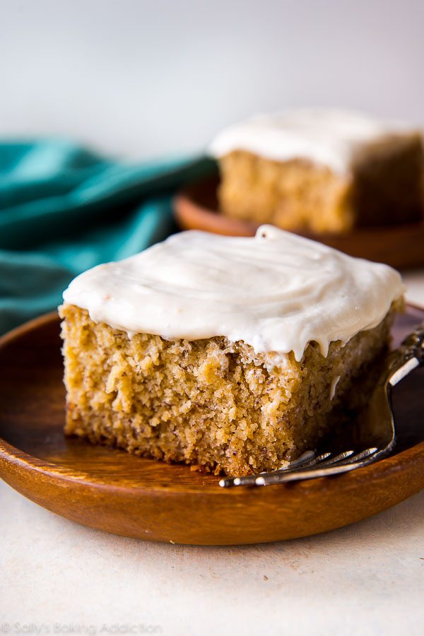 C'est absolument le meilleur gâteau à la banane que j'aie jamais eu! Il est extrêmement humide avec du glaçage au fromage à la crème, des tonnes de banane, de cassonade et de saveur de cannelle. Recette sur sallysbakingaddiction.com