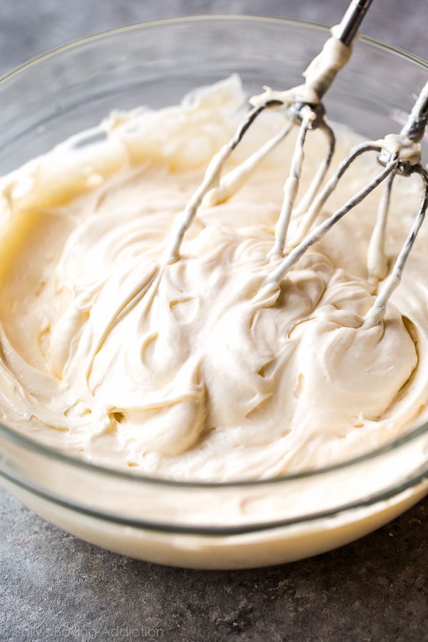 Le meilleur glaçage au fromage à la crème! Recette sur sallysbakingaddiction.com