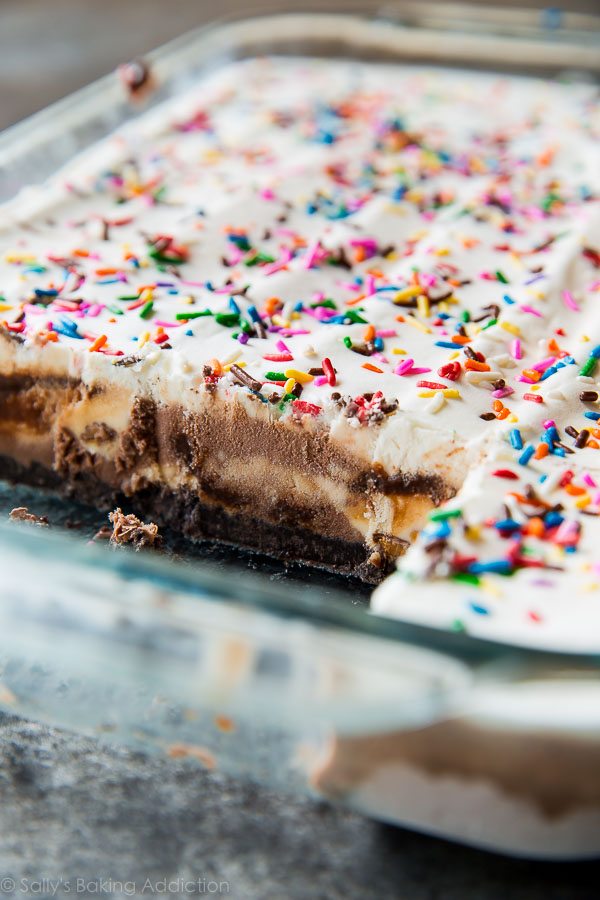 Gâteau de crème glacée simple et divin à 5 couches assis sur une croûte d'Oreo! Rafraîchissez-vous et célébrez avec cette recette sur sallysbakingaddiction.com
